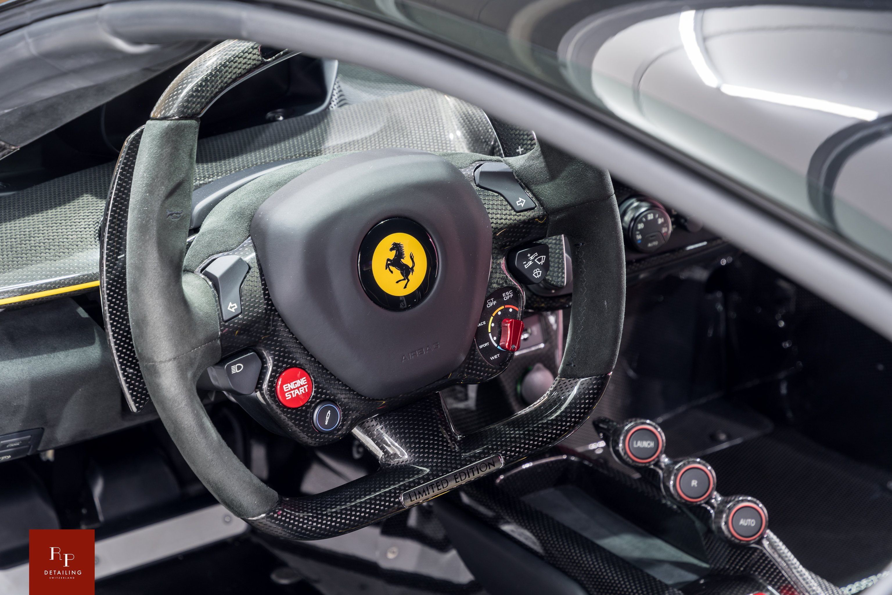 Ferrari LaFerrari Aperta detailing complet